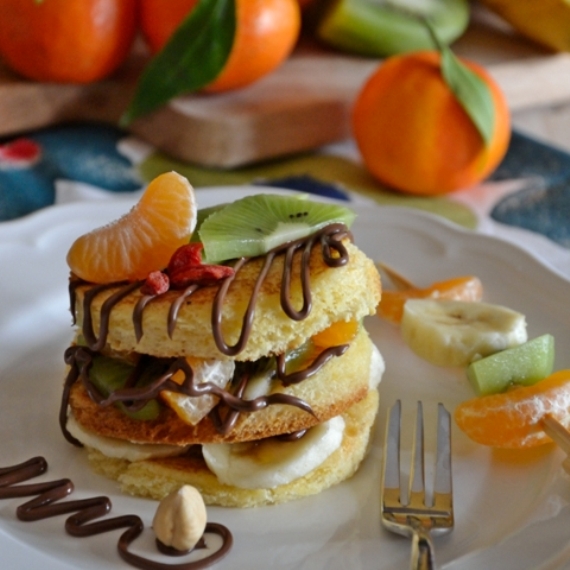 Pancakes di pandoro con crema di cacao e nocciole e frutta fresca - rid web_570