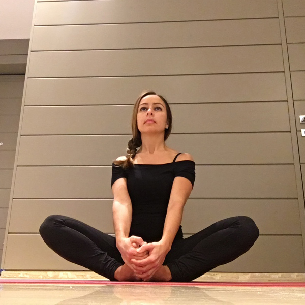 Cominciare bene la giornata con lo yoga - Claudia Porta su iocominciobene - posizione yoga farfalla