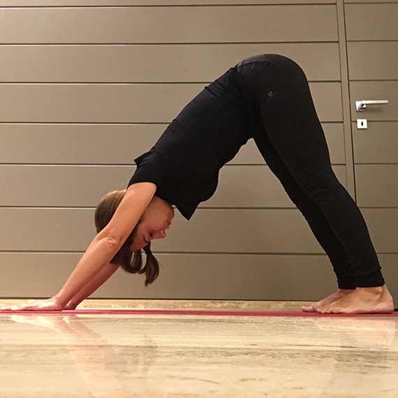 Cominciare bene la giornata con lo yoga - Claudia Porta su iocominciobene - posizione cane a testa in giù
